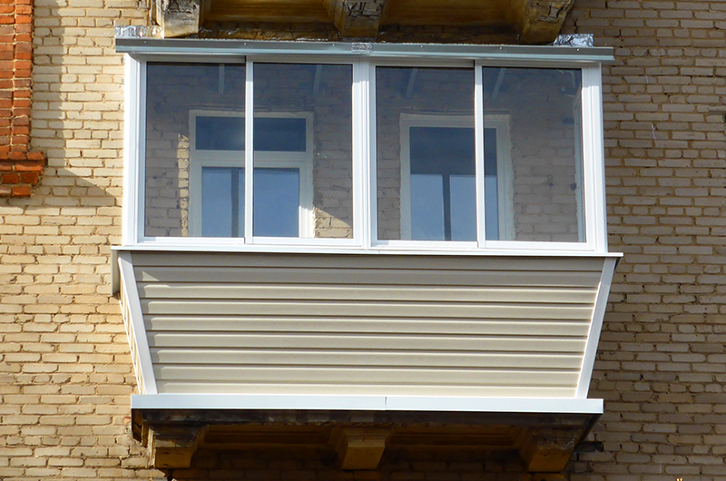 Холодное остекление балкона с выносом подоконника в Истре