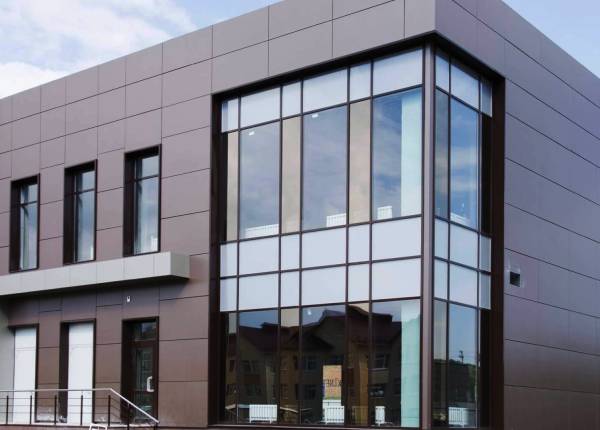 Фасадное остекление торгового центра в Истре