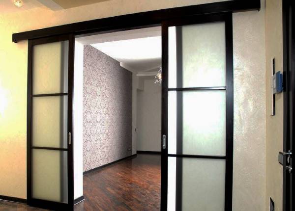 Параллельно-раздвижная дверь в квартире в Истре