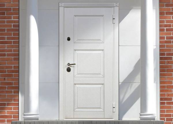 Входная дверь из пластика в дом в Истре