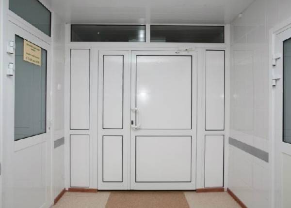 Входная пластиковая дверь в офис в Истре