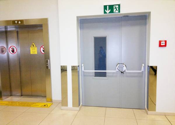 Противопожарная дверь в торговом центре в Истре