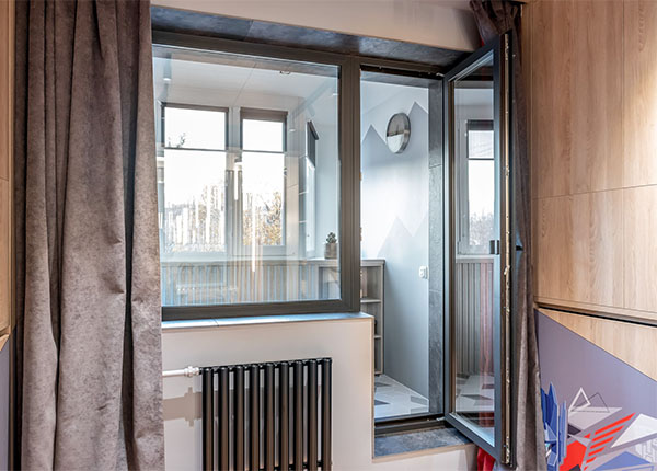 Пластиковая балконная дверь в черном цвете в Истре