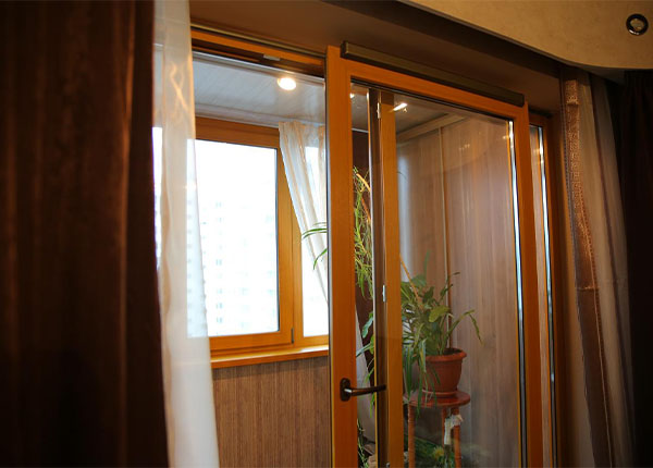 Пластиковая раздвижная дверь на балкон в Истре