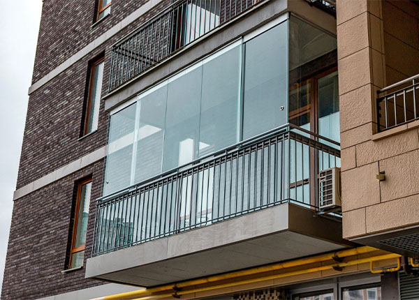 Французское безрамное остекление балкона в Истре