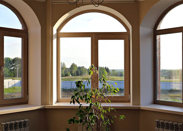 Остекление арочными окнами коттеджа в Истре