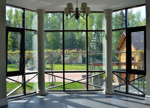 Остекление эркерными окнами дачи в Истре